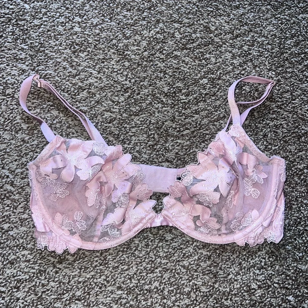 Victoria’s Secret Elegant Pink Lace Bra - Picture 1 of 4